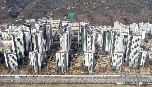 경기 과천 푸르지오 써밋 아파트 단지 전경. /대우건설