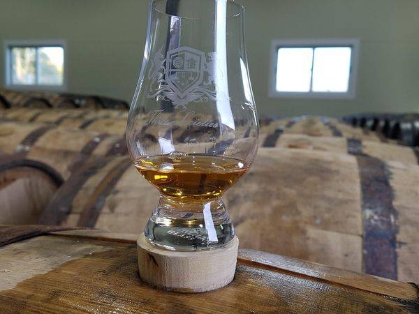 쓰리 소사이어티스는 오크통에서 3년 이상 숙성한 위스키만 제품화할 예정이다. 사진 속 증류 원액은 4개월 숙성된 위스키. 컬러는 이미 전형적인 위스키 색상인 호박색이다.