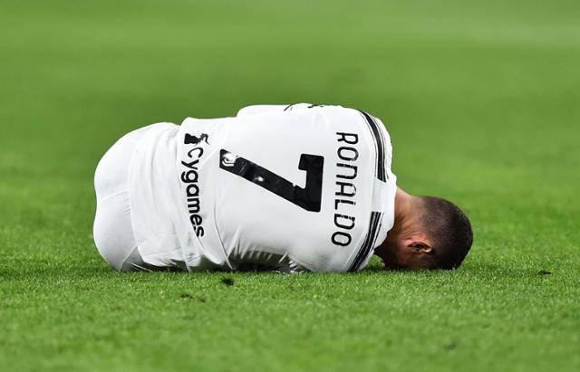 크리스티아누 호날두가 11일 이탈리아 토리노의 알리안츠 아레나에서 열린 AC밀란과의 세리에A 경기에서 쓰러져 있다. 토리노=로이터 연합뉴스