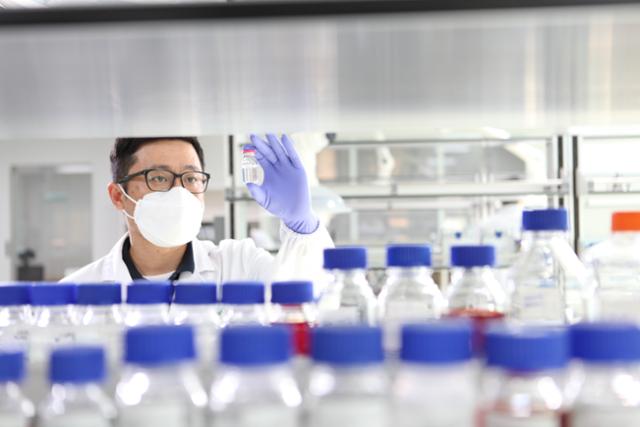 충북 청주에 있는 GC녹십자 오창공장에서 한 연구원이 코로나19 혈장치료제 개발에 필요한 연구를 진행하고 있다. GC녹십자 제공