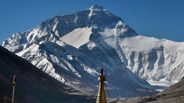 중국 정부는 에베레스트산 정상에 등산객들이 네팔 지역 사람들과 섞이는 것을 방지하기 위해 분리선을 설정할 것이라고 밝혔다.  [CNN]