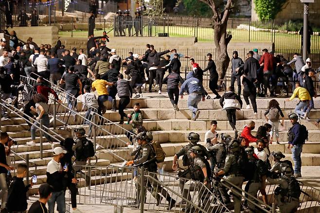 지난달 23일 이스라엘 예루살렘 구시가지 다마스쿠스 성문 밖에서 경찰이 팔레스타인 시위대를 해산시키고 있다 AFP