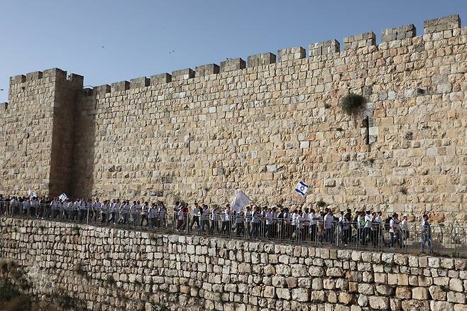 10일(현지시간) 이스라엘 사람들이 '예루살렘의 날'을 맞아 올드시티 자파 게이트에서 국기를 들고 행진을 하고 있다. EPA
