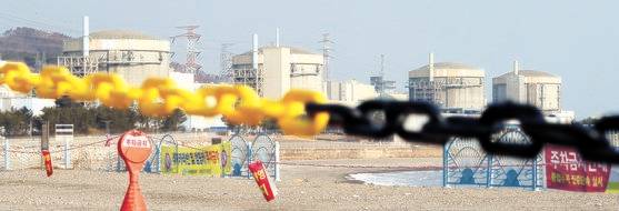 경북 경주 양남면 월성원자력발전소. 배출 기준의 18배에 이른다는 방사성 물질 삼중수소가 검출됐다는 논란이 일었으나, 배출수가 아니라 부지 내 집수정에 저장된 물이었다. [연합뉴스]