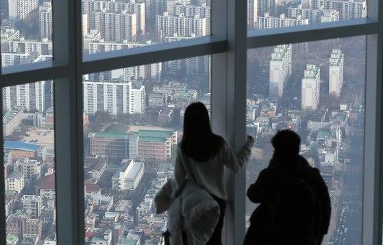 서울 아파트 1순위 청약에 당첨되려면 가점이 만점(69점)에 가까워야 가능하다. 서울 송파구 롯데월드타워 서울스카이에서 바라본 서울 아파트 단지의 모습. 뉴스1