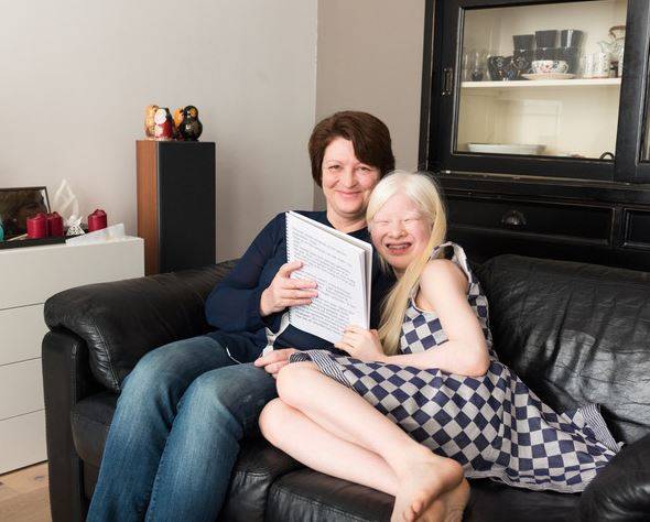 쉬에리와 그의 어머니. Maartje Brockbernd 제공. 네덜란드 매체 AD