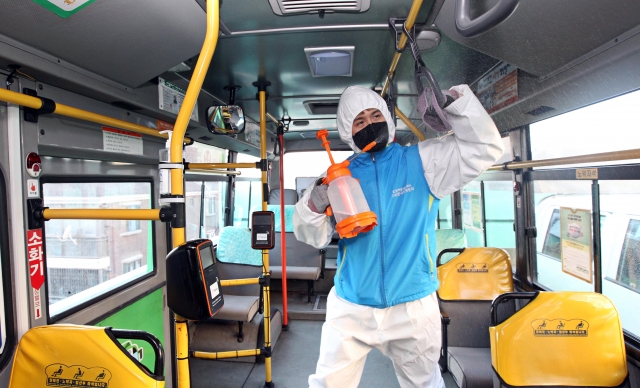 지난 2월9일 서울 동작구 상도동에서 마을버스 관계자가 설 명절을 앞두고 신종 코로나바이러스 감염증(코로나19) 확산을 막기 위해 방역을 하고 있다. 뉴시스