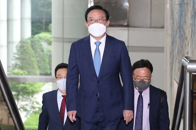청와대 하명수사 및 선거개입 의혹 관련 혐의로 재판에 넘겨진 송철호 울산시장이 10일 서울 서초구 서울중앙지법에서 열린 첫 공판에 출석하고 있다. 남제현 선임기자