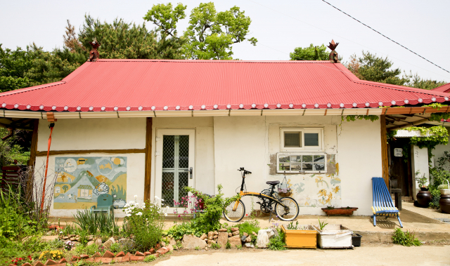 강화군 양도면 도장리에 위치한 책방 국자와 주걱은 오래된 시골집을 개조해 만든 동네 책방이다.