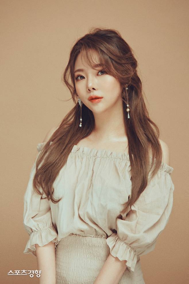 ‘전국 트롯체전’에 출연해 심사위원들의 찬사를 이끌어 냈던 공서율이 새 소속사와 전속계약을 맺고 본격적인 활동에 박차를 가한다. 소속사 제공