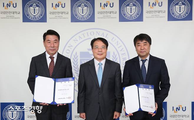 (왼쪽부터) 이호철 대외협력부총장, 박종태 총장, 강현철 교학부총장