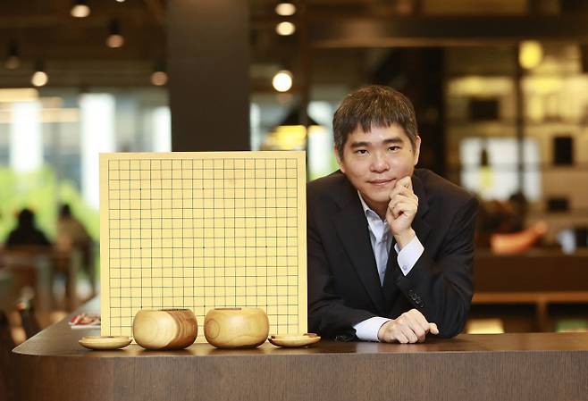 알파고와의 4국에서 백돌을 쥐고 승리를 거둔바 있는 이세돌 9단이 바둑판과 함께 포즈를 취하고 있다.