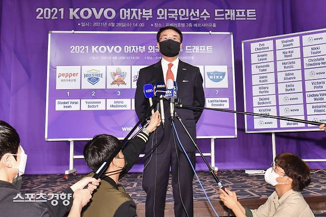 프로배구 여자부 7구단 페퍼저축은행의 김형실 감독이 지난달 28일 서울 청담동 리베라호텔에서 열린 2021 외국인 선수 드래프트에 참석해 취재진의 질문에 답하고 있다. KOVO 제공