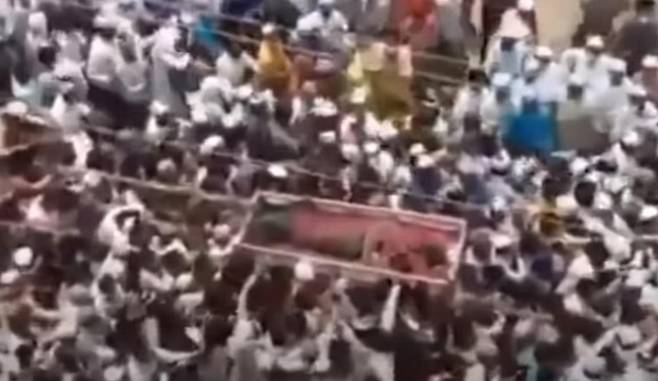 9일 인도 북부 우타르프라데시주 바다운에서 수만명의 무슬림이 참석한 가운데 열린 이슬람 성직자의 장례식. [SNS 영상 캡처. 재판매 및 DB 금지]