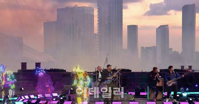 지난 11일(현지시간) 영국 런던 OS 아레나에서 열린 ‘2021 브릿 어워즈’에서 앰비규어스댄스컴퍼니가 밴드 콜드플레이의 ‘하이어 파워’ 연주 무대에 홀로그램 영상으로 등장했다(사진=프로듀서그룹 도트).