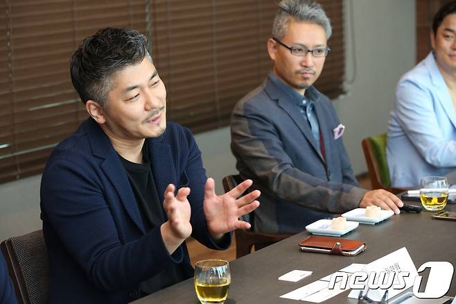 NHN재팬 대표를 지낸 천양현 코코네 회장(왼쪽)과 김성훈 코코네 CEO(중소벤처기업부 제공)© 뉴스1