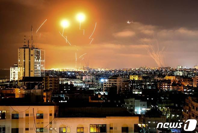 이스라엘의 미사일 요격 체계 '아이언 돔'이 팔레스타인 가자지구에서 날아든 로켓을 요격하고 있다. © AFP=뉴스1