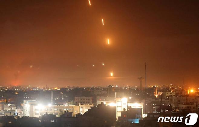 팔레스타인 가자지구를 통치하는 무장정파 하마스가 이스라엘에 로켓 공격을 벌였다. © AFP=뉴스1