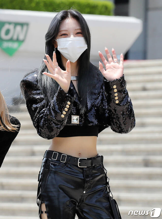 Seoul=) = Girl group ITZY Yuna has a photo time ahead of the appearance of radio Jung Eun-jis Song Plaza at the KBS main building in Seoul Youngdeungpo District on the afternoon of the 12th.2021.5.12