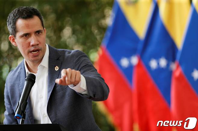 베네수엘라 야권 지도자 후안 과이도 전 국회의장이 2021년 4월 9일 카라카스에서 미디어 연설을 하고 있다. © 로이터=뉴스1