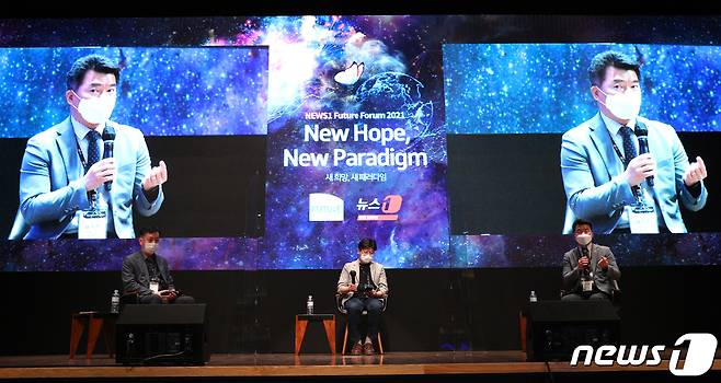 이재선 UNIST 기계공학과 교수(왼쪽부터), 차두원 차두원모빌리티연구소 소장, 김석균 한화시스템 UAM 본부장이 12일 서울 중구 대한상공회의소 국제회의장에서 열린 '뉴스1 미래포럼 2021'에서 '한국형 미래 모빌리티 구축과제'를 주제로 토론을 하고 있다. 이번 포럼은 '새 희망, 새 패러다임'을 주제로 뉴스1(대표이사 이백규)이 창립 10주년을 맞이해 국내외 명사와 혁신으로 한국경제에 새 바람을 일으키고 있는 기업인을 초청해 열렸다. 2021.5.12/뉴스1 © News1 신웅수 기자
