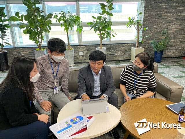 NH디지털R&D센터 김봉규 센터장(사진 오른쪽에서 두 번째)이 부서 직원들과 대화를 나누고 있는 모습.(사진=지디넷코리아)