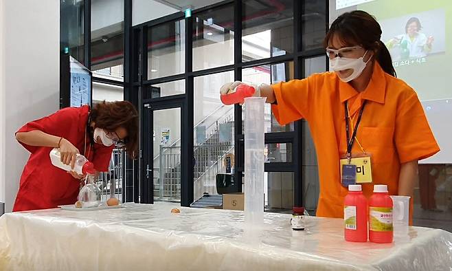 지난 5월 1일 서울 대방역 스페이스 살림 마을서재에서 진행된 오프라인 과학 체험 클래스 현장 모습. 4월 22일 지구의 날, 4월 21일 과학의 날을 맞아 EARTH SCIENCE라는 주제를 선정해 열렸다.