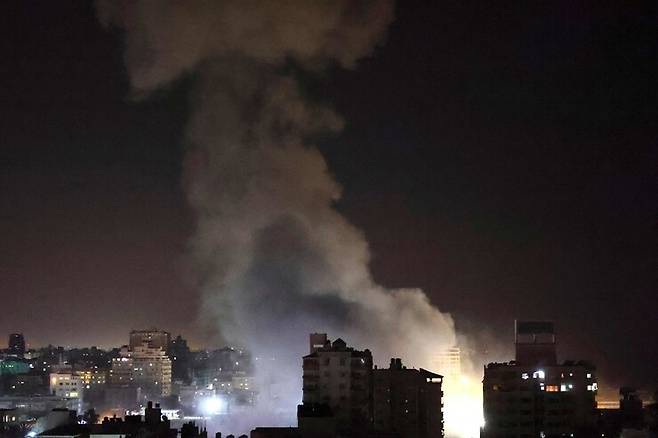12일 가자지구 곳곳에서 이스라엘 전투기의 공습으로 연기가 나고 있다. 가자지구/AFP 연합뉴스