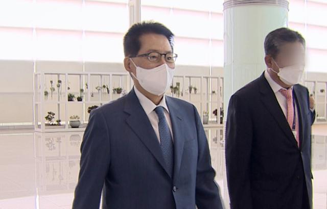 박지원(왼쪽) 국가정보원장이 11일 한미일 정보기관장 회의에 참석하기 위해 인천공항을 통해 일본으로 출국하고 있다. 연합뉴스TV 캡처
