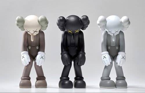 카우스 (Kaws), Kaws Small Lie, Vinyl, paint, 27.9x12.7x12,1, 2017cm[사진 유중아트센터]
