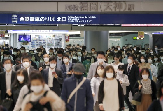 일본 후쿠오카역 주변이 마스크 쓴 사람들로 붐비고 있다. 연합뉴스