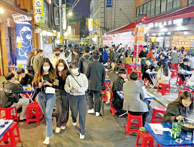 지난달 30일 저녁 서울 을지로3가의 이른바 ‘노가리 골목’은 ‘불금’을 즐기는 시민들로 가득 찼다. 야외 테이블도 빈 자리를 찾기 어려웠다.   양길성 기자