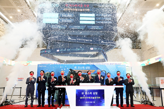 Executives including SK ie technology CEO Roh Jae-sok, fifth from right, and SK Innovation CEO Kim Jun, fourth from right, celebrate the listing of the battery separator manufacturer on Tuesday at the Korea Exchange in Yeouido, western Seoul. [SK IE TECHNOLOGY]