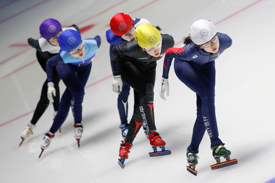 Shim Suk-hee, far right, leads the group during the 1000 meter race at the national team selection competition held at the Taereung International Rink in northern Seoul on May 6. [NEWS1]