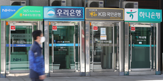 Major banks ATM machine in Jongro in Seoul in May. Fresh loans borrowed in April saw a surge largely contributed by IPO hype. [YONHAP]