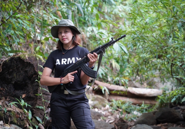 미얀마 군부에 맞서 소수민족 무장단체에 합류한 '미스 미얀마' 타 텟 텟이 소총을 들고 있다. 타 텟 텟 트위터 캡처