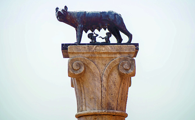 로마 신화에 등장하는 늑대 동상.