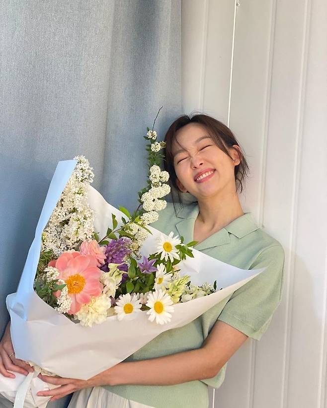Actor Jin Ki-joo has revealed his current situation.On May 12, Jin Ki-joo posted two photos on his instagram.In the open photo, Jin Ki-joo is laughing brightly with a colorful bouquet of flowers.Jin Ki-joos unique lovely eyes and bright atmosphere catch the eye.The netizens who watched the photos responded It is so beautiful, It is a great charm and Who is a flower.On March 10, he appeared on the technical side of tvN Yu Quiz on the Block turnover and showed off his witty dedication.On the other hand, Jin Ki-joo appeared on KBS 2TV weekend drama Oh! Samgwang Villa!