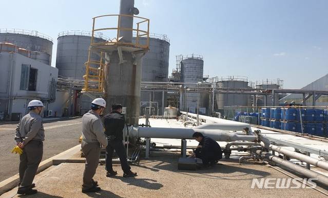 [울산=뉴시스] 사업장 오염물질 배출 여부를 점검하는 모습. (사진=뉴시스 DB). photo@newsis.com