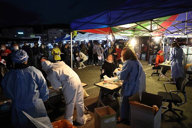 임시선별진료소에서 코로나19 진단 검사를 받고 있는 외국인 노동자들. 강릉시청 제공