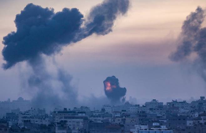 12일(현지시간) 팔레스타인 가자지구 곳곳에서 이스라엘군 공습으로 연기가 피어오르고 있다. 연합뉴스