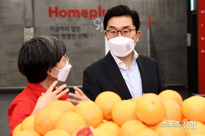 이제훈 홈플러스 신임 사장(오른쪽)이 취임 첫날인 10일 오전 서울 양천구 홈플러스 스페셜 목동점으로 출근해 서울지역 유일한 여성 점장인 김현라 목동점장(왼쪽)과 대화를 나누며 현장 목소리를 듣고 있다.