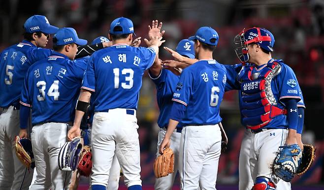 12일 KT와의 경기에서 승리하며 시즌 20승에 선착한 삼성 선수단이 기뻐하고 있다. 삼성 라이온즈 제공