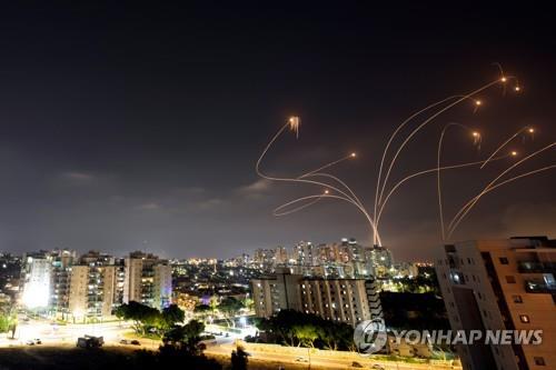 하마스의 로켓포를 동시 요격하는 아이언돔 미사일의 궤적 [로이터=연합뉴스]