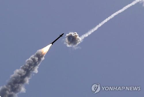 가자지구에서 발사된 로켓포를 요격하는 이스라엘의 아이언돔 미사일 [AFP=연합뉴스]