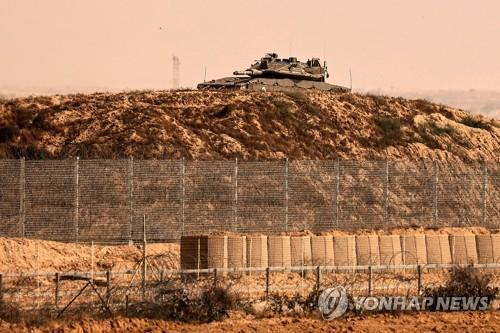 가자지구 분리장벽 인근에 배치된 이스라엘군의 탱크 [AFP=연합뉴스]