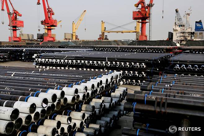 중국 장쑤성 롄윈강 항구에 쌓인 강관.©로이터=News1