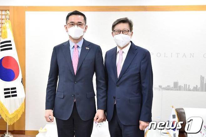 에릭 테오 주한 상가포르 대사(왼쪽)가 부산시를 방문했다. (부산시 제공) © 뉴스1