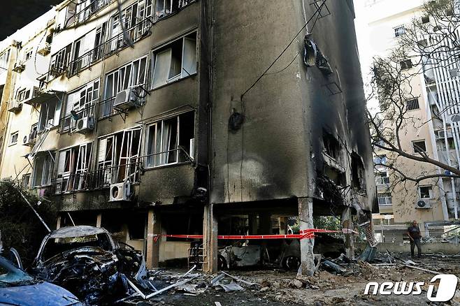 팔레스타인 가자지구를 통치하는 하마스의 로켓 공격에 훼손된 이스라엘 중부 도시 페타티크바의 한 건물. © AFP=뉴스1