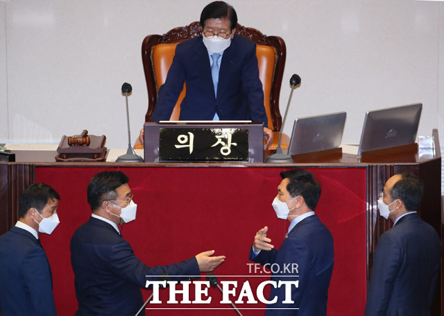 박병석 국회의장 앞에서 논쟁 벌이는 더불어민주당 윤호중, 국민의힘 김기현 원내대표.